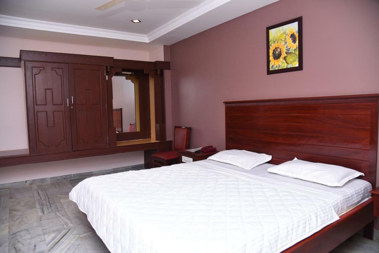 Hotel Subhalakshmi Palace Karaikudi Exterior foto
